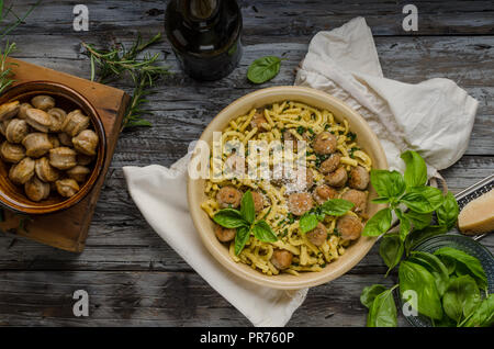 Spaetzle maison, barbecue saucisses et fromages frais, des herbes sur bois rustique, la photographie culinaire Banque D'Images