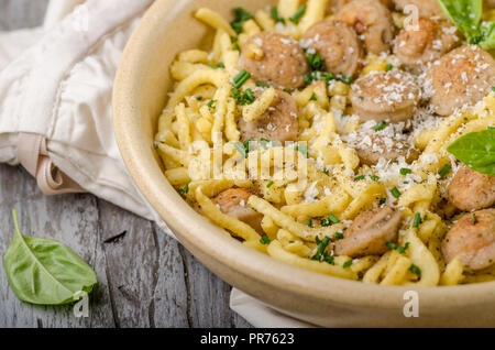 Spaetzle maison, barbecue saucisses et fromages frais, des herbes sur bois rustique, la photographie culinaire Banque D'Images