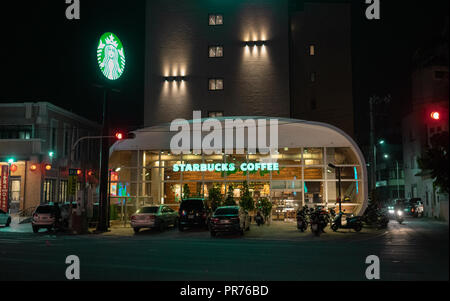 17 février 2018, Lukang Taiwan : Vue extérieure d'un café Starbucks dans la nuit à Lugang Taiwan Banque D'Images