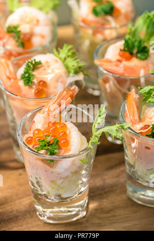 Un cocktail de crevettes et des oeufs dans du verre Banque D'Images