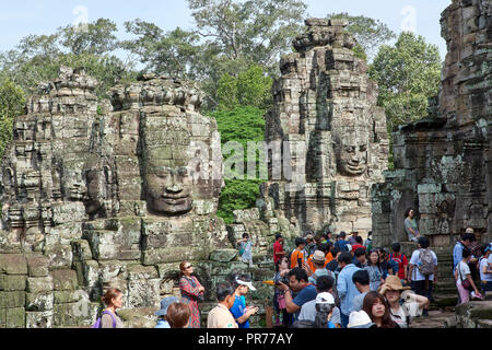 Les touristes dans les ruines du temple Bayon à Angkor Wat. Le complexe d'Angkor Wat, construit au cours de l'empire Khmer de l'âge, situé à Siem Reap, Cambodge, est l'larges Banque D'Images