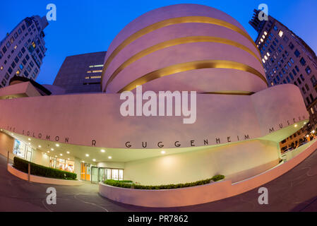 Le Musée Solomon R. Guggenheim d'art moderne et contemporain à la Cinquième Avenue à Manhattan New York USA Banque D'Images