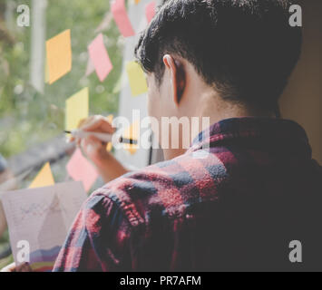 L'homme d'affaires décontractée est idéal et l'objectif d'écriture la session windows Banque D'Images