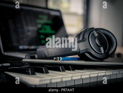 Se préparer à rédiger un nouveau musicien chanson en home studio Banque D'Images