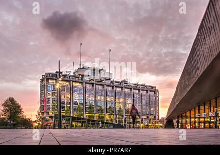 Rotterdam, Pays-Bas, le 18 septembre 2018 : la place de la gare avec Groothandelsgebouw (grand bâtiment) et de commerce Central St Banque D'Images