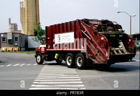 Septembre 1996 - Déchets solides municipaux - camion tirant dans des installations de gestion des déchets Banque D'Images