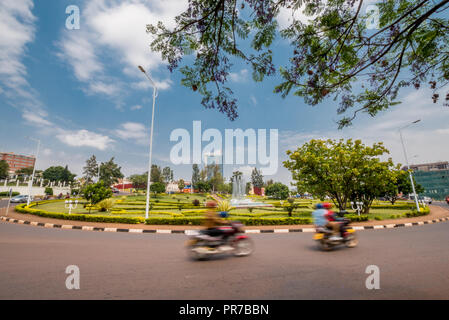 Kigali, Rwanda - 20 septembre 2018 : 'Motos' (motos) à un rond-point près du centre-ville Banque D'Images