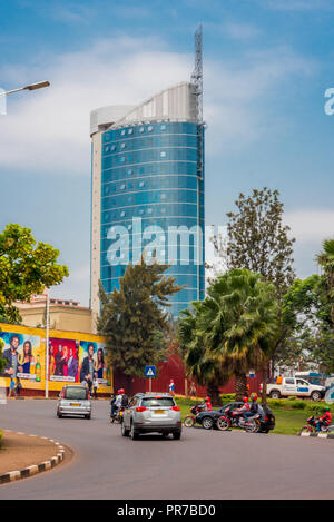 Kigali, Rwanda - 20 septembre 2018 : un rond-point près du centre-ville, avec Kigali City Tour dans l'arrière-plan Banque D'Images