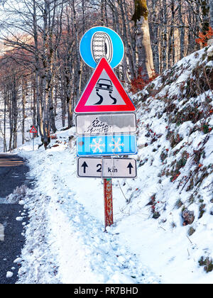 Panneau d'avertissement Road Snow Mountain Road Banque D'Images