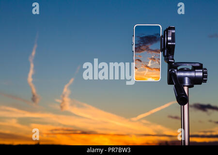 En utilisant comme smartphone appareil photo professionnel sur trépied pour capturer de superbes sundown Banque D'Images