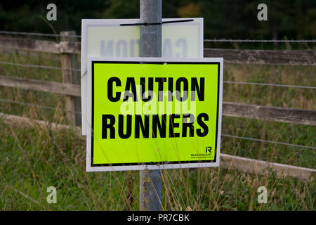 Course route panneau d'avertissement jaune Banque D'Images