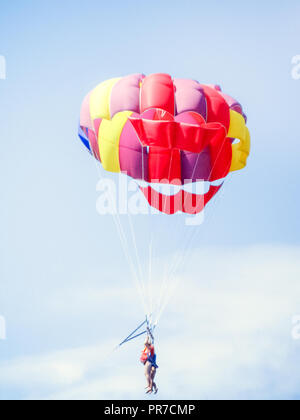 Deux parachutistes dans le ciel, sous un parachute, ils sont tirés par une corde Banque D'Images