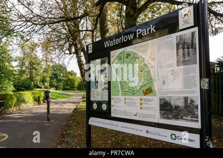 Panneau d'interprétation à l'entrée du parc Waterlow au nord de Londres. Banque D'Images