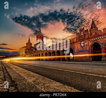 Oberbaum Bridge - Berlin, au coucher du soleil, le temps d'exposition Long Shot avec light trails Banque D'Images