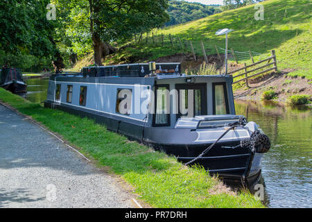 Bateau amarré sur les rives de la Galles du nord du canal de Llangollen Banque D'Images