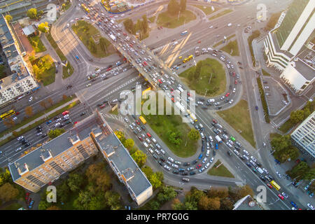 Drone aérien vue de niveau deux carrefour aux heures de pointe. Embouteillage dans l'autoroute urbaine animée avec des cercles. Rue animée avec beaucoup de voitures à Kiev, c Banque D'Images