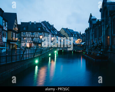 Vue depuis un pont à Strasbourg, France la nuit avec des belles lumières et windows sur une rivière avec des bateaux. Temps de Noël Banque D'Images