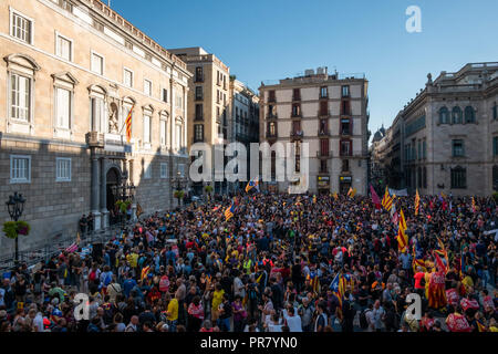 Barcelone, Catalogne, Espagne. Sep 29, 2018. Plaza de San Jaime est vu plein de manifestants pour empêcher l'arrivée des membres de l'Jusapol, une union de la police espagnole.Des milliers de sympathisants catalans indépendants de lutte pendant la célébration d'une manifestation de la Police nationale espagnole pour la décoration de l'Union les policiers qui ont pris part à la répression Le 1 octobre. Credit : Paco Freire SOPA/Images/ZUMA/Alamy Fil Live News Banque D'Images