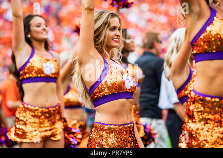 La Caroline du Sud, USA. 29 septembre 2018. Le Clemson cheerleaders pendant le NCAA college football match entre Syracuse et Clemson le samedi 29 septembre, 2018 au Memorial Stadium à Clemson, SC. Jacob Kupferman/CSM Crédit : Cal Sport Media/Alamy Live News Banque D'Images