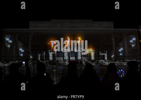 Lodz, Pologne. 29 septembre 2018. Déplacer la lumière Festival - le deuxième jour est une belle fête des lumières en Pologne. LMF allume avec éclairage coloré propriétés architecturales de plusieurs dizaines de mois dans le centre-ville. L'organisateur du festival est la fondation Lodz 'Lux Pro Monumentis'. Credit : Slawomir Kowalewski/Alamy Live News Banque D'Images