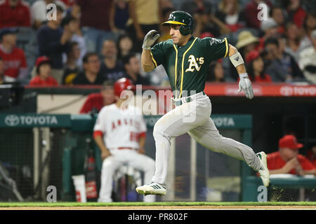 28 septembre 2018 : Oakland Athletics champ centre Ramon Laureano (22) marque un point à la huitième manche pendant le jeu entre l'Oakland A's et le Los Angeles Angels of Anaheim au Angel Stadium à Anaheim, CA, (photo de Peter Renner and Co, Cal Sport Media) Banque D'Images