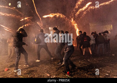 San Miguel de Allende, Mexique. 29 septembre 2018. Scramble résidents qu'ils sont fouettés par les fusées pyrotechniques au cours de l'Alborada festival le 29 septembre, 2018 à San Miguel de Allende, Mexique. Le festival célèbre l'inhabituelle villes saint patron avec une une heure à 04h00 bataille d'artifice représentant la lutte entre Saint Michel et Lucifer. Credit : Planetpix/Alamy Live News Banque D'Images