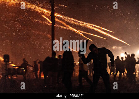 San Miguel de Allende, Mexique. 29 septembre 2018. Des étincelles provenant de l'explosion de roquettes ciel nuages que les Mexicains courir pour couvrir pendant une pluie de fusées pyrotechniques à l'Alborada festival le 29 septembre, 2018 à San Miguel de Allende, Mexique. Le festival célèbre l'inhabituelle villes saint patron avec une une heure à 04h00 bataille d'artifice représentant la lutte entre Saint Michel et Lucifer. Credit : Planetpix/Alamy Live News Banque D'Images