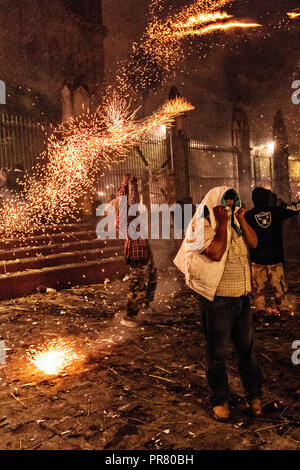 San Miguel de Allende, Mexique. 29 septembre 2018. Scramble résidents qu'ils sont fouettés par les fusées pyrotechniques au cours de l'Alborada festival le 29 septembre, 2018 à San Miguel de Allende, Mexique. Le festival célèbre l'inhabituelle villes saint patron avec une une heure à 04h00 bataille d'artifice représentant la lutte entre Saint Michel et Lucifer. Credit : Planetpix/Alamy Live News Banque D'Images