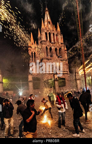 San Miguel de Allende, Mexique. 29 septembre 2018. Scramble résidents qu'ils sont fouettés par les fusées pyrotechniques en face de l'église Saint Michel Archange au cours de l'Alborada festival le 29 septembre, 2018 à San Miguel de Allende, Mexique. Le festival célèbre l'inhabituelle villes saint patron avec une une heure à 04h00 bataille d'artifice représentant la lutte entre Saint Michel et Lucifer. Credit : Planetpix/Alamy Live News Banque D'Images