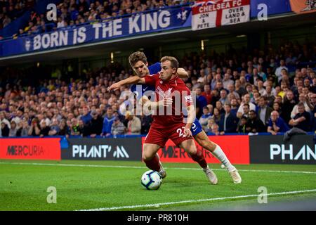 Liverpool. Sep 30, 2018. Marcos Alonso de Chelsea (L) de Liverpool, rivalise avec Xherdan Shaqiri au cours de l'English Premier League match entre Chelsea et Liverpool à Stamford Bridge à Londres, Angleterre le 29 septembre, 2018. Le jeu s'est terminé 1-1. Source : Xinhua/Alamy Live News Banque D'Images