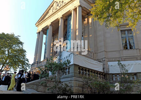 Cleveland, Ohio, USA. 29 Septembre, 2018. Les clients se réunissent sur la terrasse avant Severance Hall pour socialiser dans le cadre de l'Orchestre de Cleveland 100e anniversaire de l'avant la performance de l'orchestre. Severance Hall est l'accueil salle de concert de l'Orchestre de Cleveland. Credit : Mark Kanning/Alamy Live News. Banque D'Images