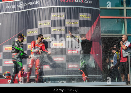 Nevers Magny-Cours, France. 29 septembre, 2018 - 01, Jonathan Rea, GBR, Kawasaki ZX-10RR, 66, Tom Sykes, GBR, Kawasaki ZX-10RR, Kawasaki Racing Team WorldSBK, 12, Xavi Fores, ESP, Ducati Panigale R, Barni Racing Team, SBK 2018, MOTO - Grand Prix 2018 SBK Magny-Cours, course 1, 2018, Circuit de Nevers Magny-Cours, Acerbis manche française, France, 29 septembre 2018, au cours de l'action 1 de la course SBK Français Acerbis Round le 29 septembre 2018 au circuit de Nevers Magny-Cours, France Crédit : AFP7/ZUMA/Alamy Fil Live News Banque D'Images