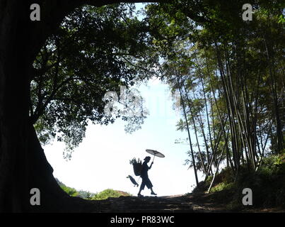 Beijing, Chine, province du Fujian. 28 Sep, 2018. Une femme d'ethnie elle marche sur le chemin d'Banyueli au Village, un lieu historique national et culturel village, dans le comté de Xiapu, sud-est de la Chine, la province du Fujian, le 28 septembre 2018. Credit : Lin Shanchuan/Xinhua/Alamy Live News Banque D'Images