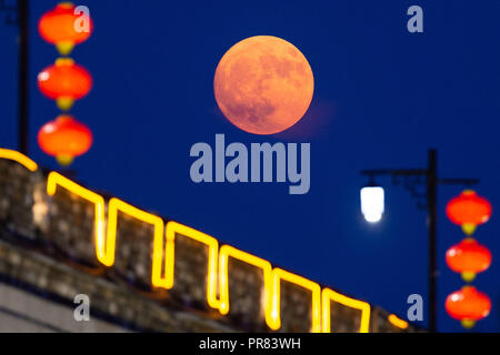 Beijing, Chine. Sep 24, 2018. Photo prise le 24 septembre 2018 montre la pleine lune sur une section d'anciens remparts construits initialement en Dynastie Ming (1368-1644), à Nanjing, capitale de la province de Jiangsu, Chine orientale. La fête de la Mi-Automne, qui tombe le 24 septembre cette année, est un festival traditionnel chinois avec une coutume de la réunion de famille. Credit : Su Yang/Xinhua/Alamy Live News Banque D'Images