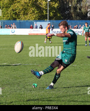 Coventry, Royaume-Uni. 29 septembre 2018. Rugby Union. Stephen Myler kicks une pénalité dans le temps additionnel pour sécuriser la victoire pour London Irish pendant le match de championnat Greene King joué entre Coventry et London Irish rfc au Butts Park Arena, Coventry. © Phil Hutchinson/Alamy Live News Banque D'Images