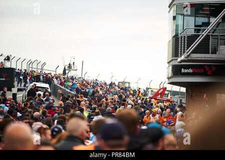 Longfield, Kent, UK, 30 septembre 2018. BTCC foule pendant la session d'autographes Dunlop MSA British Touring Car Championship à Brands Hatch, Grand Prix. Photo par Gergo Toth / Alamy Live News Banque D'Images