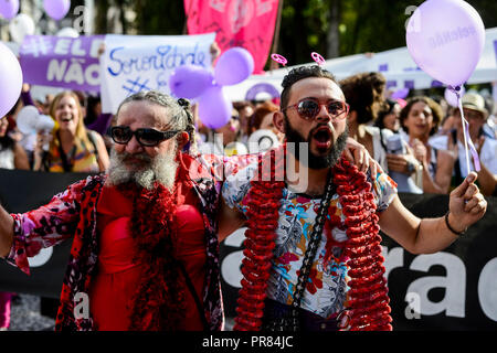 Curitiba, Brésil. Sep 29, 2018. Les activistes LGTB prendre part à une protestation contre le candidat d'extrême droite. Bolsonaro Sous la devise # EleNao (# ErNot) des milliers ont défilé contre la politique raciste, anti-femmes et anti-gay discours de l'ex-militaire qui est candidat à la présidence du Brésil. Bolsonaro est le favori de l'élection présidentielle du 7 octobre. Crédit : Henry Milleo/dpa/Alamy Live News Banque D'Images
