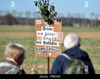 Kerpen, Allemagne. 30 sept 2018. Les participants s'asseoir en face de la marche de protestation contre l'enlèvement de l'Hambacher forêt dans un champ. Pendant des mois, le nombre de participants à la manifestation, qui également des familles avec enfants y participer. Photo : Caroline Seidel/dpa dpa : Crédit photo alliance/Alamy Live News Banque D'Images