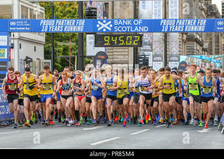 Glasgow, Royaume-Uni. 30 sept 2018. Des milliers de coureurs se sont rendus à prendre part à la grande course annuelle écossais, d'exécuter soit 10k ou semi-marathon, à travers le centre-ville de Glasgow, à travers le pont de Kingston sur la rivière Clyde et de finition à Glasgow Green. Les coureurs ont été acclamés par le Colonel Dame Kelly Holmes qui était ce ans ambassadeur pour l'Exécuter : Crédit Findlay/Alamy Live News Banque D'Images