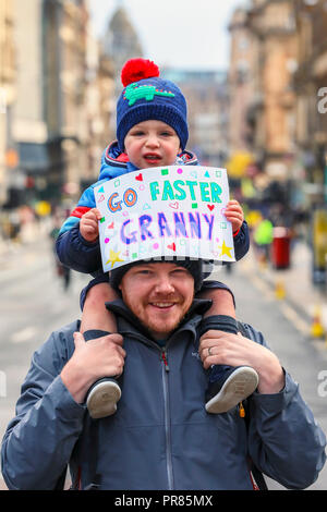 Glasgow, Royaume-Uni. 30 sept 2018. Des milliers de coureurs se sont rendus à prendre part à la grande course annuelle écossais, d'exécuter soit 10k ou semi-marathon, à travers le centre-ville de Glasgow, à travers le pont de Kingston sur la rivière Clyde et de finition à Glasgow Green. Les coureurs ont été acclamés par le Colonel Dame Kelly Holmes qui était ce ans ambassadeur pour l'exécuter. Image de Paul Walker et son fils de 2 ans, le soutien de tous, Fiona Morrison Crédit : Glasgow Findlay/Alamy Live News Banque D'Images