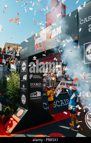 Cascais, Portugal 30 Sept 2018. Fernando Alarza de l'Espagne passe la ligne d'arrivée en première place à Cascais 70,3-fer, qui est une épreuve avec un temps de 3.54:57. L'événement a été participé par plus de 2 200 athlètes de 71 pays Crédit : Alexandre Rotenberg/Alamy Live News Banque D'Images