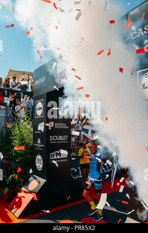 Cascais, Portugal 30 Sept 2018. Fernando Alarza de l'Espagne passe la ligne d'arrivée en première place à Cascais 70,3-fer, qui est une épreuve avec un temps de 3.54:57. L'événement a été participé par plus de 2 200 athlètes de 71 pays Crédit : Alexandre Rotenberg/Alamy Live News Banque D'Images