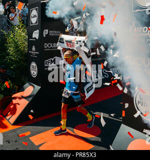 Cascais, Portugal 30 Sept 2018. Fernando Alarza de l'Espagne passe la ligne d'arrivée en première place à Cascais 70,3-fer, qui est une épreuve avec un temps de 3.54:57. L'événement a été participé par plus de 2 200 athlètes de 71 pays Crédit : Alexandre Rotenberg/Alamy Live News Banque D'Images