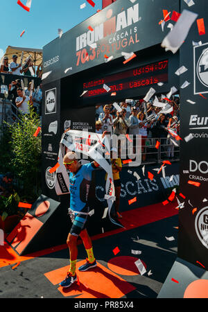 Cascais, Portugal 30 Sept 2018. Fernando Alarza de l'Espagne passe la ligne d'arrivée en première place à Cascais 70,3-fer, qui est une épreuve avec un temps de 3.54:57. L'événement a été participé par plus de 2 200 athlètes de 71 pays Crédit : Alexandre Rotenberg/Alamy Live News Banque D'Images