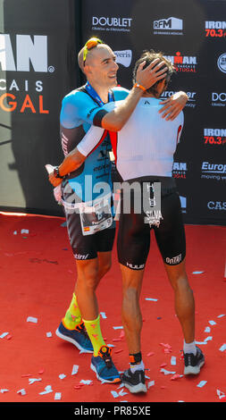 Cascais, Portugal 30 Sept 2018. Fernando Alarza d'Espagne félicite Joao SILVA du Portugal, première et deuxième place respectivement, de l'Ironman 70.3 Cascais. L'événement a été participé par plus de 2 200 athlètes de 71 pays Crédit : Alexandre Rotenberg/Alamy Live News Banque D'Images