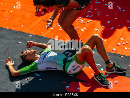 Cascais, Portugal 30 Sept 2018. L'homme s'effondre d'épuisement après avoir terminé la Cascais, Portugal concours annuel de l'Ironman 70,30 où 2 200 participants de plus de 70 pays a nagé, coupé et courut à l'un des plus beaux parcours de course jamais conçu pour un triathlon Crédit : Alexandre Rotenberg/Alamy Live News Banque D'Images