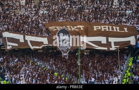 Hambourg, Allemagne. 30 sept 2018. Soccer : 2ème Bundesliga, Hambourg SV - FC St Pauli, 8e journée dans le Volksparkstadion. St Pauli fans ont accroché une bannière avec le nom de celle-ci. Photo : Axel Heimken/DPA - WICHTIGER HINWEIS : gemäß den Vorgaben der DFL Deutsche Fußball Liga bzw. des DFB Deutscher Fußball-Bund es ist untersagt, en dem Stadion und/oder vom Spiel von angefertigte Sequenzbildern Fotoaufnahmen en forme und/oder videoähnlichen Fotostrecken zu verwalten und verkaufen zu lassen.. Dpa : Crédit photo alliance/Alamy Live News Banque D'Images