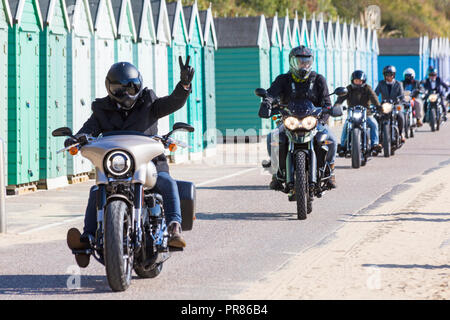 Bournemouth, Dorset UK. 30 sept 2018. Bournemouth et Poole Messieurs's Ride est un événement annuel pour recueillir des fonds et de sensibilisation pour la santé des hommes. Dans le cadre de leur balade, autour de 500 motos vintage balade le long de la promenade de se rassembler à Bournemouth Bournemouth Pier avec leurs cavaliers habillé convenablement, dans un style rétro cravates, moustaches et tweeds. Credit : Carolyn Jenkins/Alamy Live News Banque D'Images