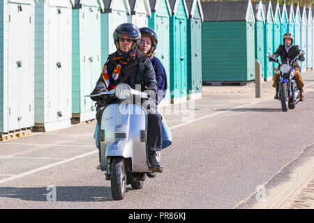 Bournemouth, Dorset UK. 30 sept 2018. Bournemouth et Poole Messieurs's Ride est un événement annuel pour recueillir des fonds et de sensibilisation pour la santé des hommes. Dans le cadre de leur balade, autour de 500 motos vintage balade le long de la promenade de se rassembler à Bournemouth Bournemouth Pier avec leurs cavaliers habillé convenablement, dans un style rétro cravates, moustaches et tweeds. Credit : Carolyn Jenkins/Alamy Live News Banque D'Images