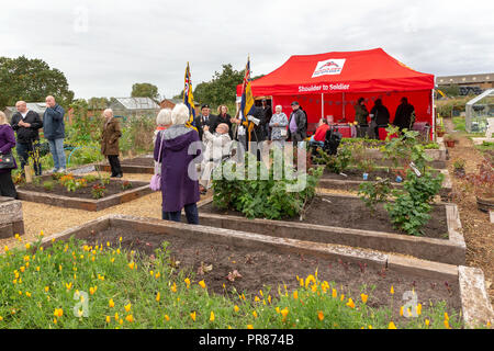 Cheshire, Royaume-Uni. 30 septembre 2018 Le temps était froid et venteux que le maire de Warrington, Cllr. Karen Mundry, a ouvert le Jardin du souvenir et d'allotissement avec Ken Vétéran Commando preter. La terre pour le jardin et d'attribution ont été donnés au coude à soldat, l'organisme de bienfaisance de Leigh qui dédie c'est le moment de soutenir le personnel de service, leurs familles et les anciens combattants, de Bent's Garden & Home Center à Glazebury, Cheshire Crédit : John Hopkins/Alamy Live News Banque D'Images